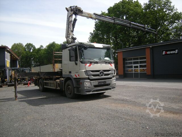 Lastbilmonteret kran Mercedes-Benz Actros 1848