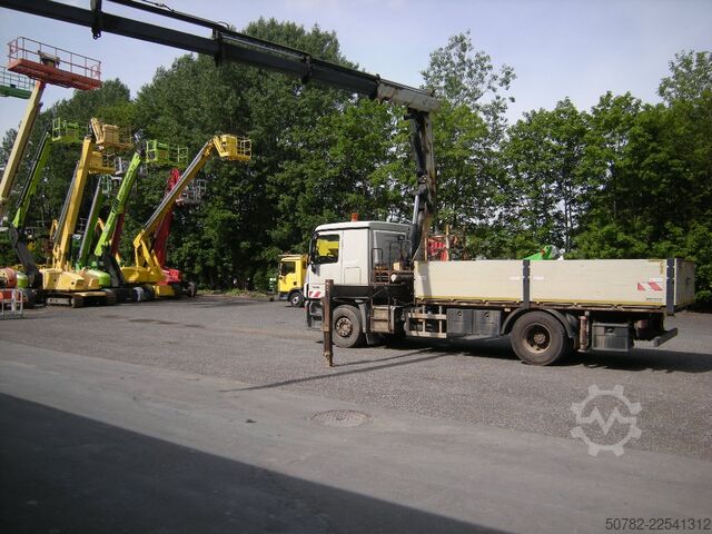 Lastbilmonteret kran Mercedes-Benz Actros 1848