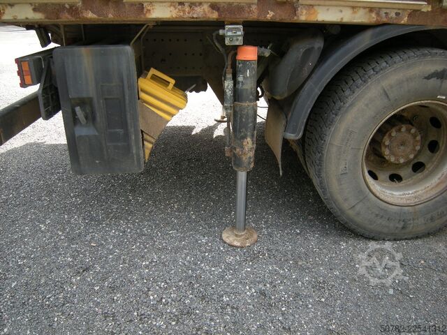 Lastbilmonteret kran Mercedes-Benz Actros 1848
