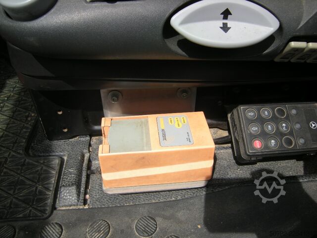 Lastbilmonteret kran Mercedes-Benz Actros 1848