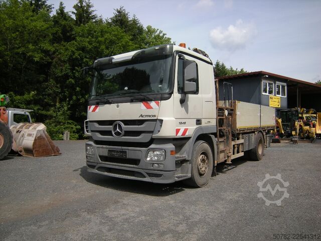 Lastbilmonteret kran Mercedes-Benz Actros 1848