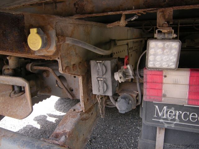 Lastbilmonteret kran Mercedes-Benz Actros 1848