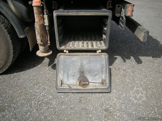 Lastbilmonteret kran Mercedes-Benz Actros 1848