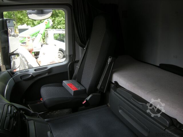 Lastbilmonteret kran Mercedes-Benz Actros 1848