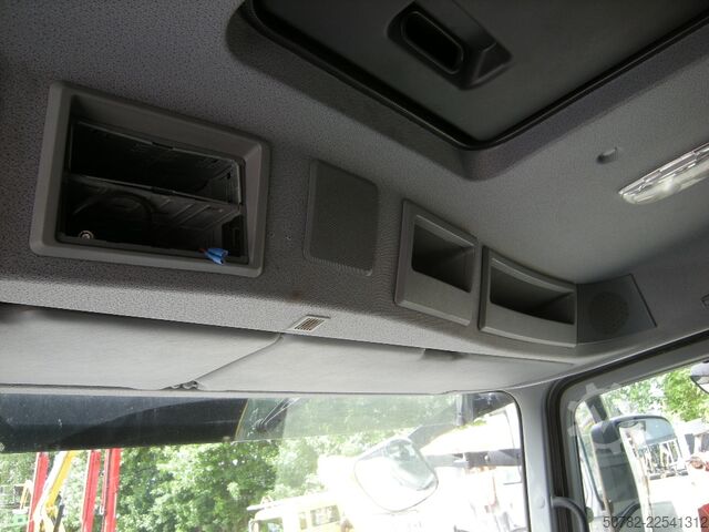 Lastbilmonteret kran Mercedes-Benz Actros 1848
