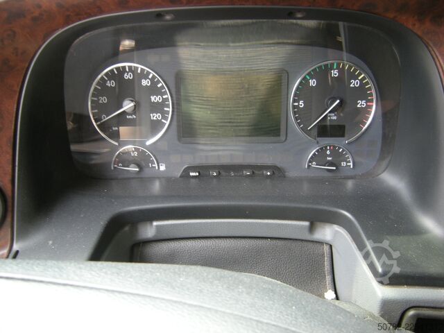 Lastbilmonteret kran Mercedes-Benz Actros 1848