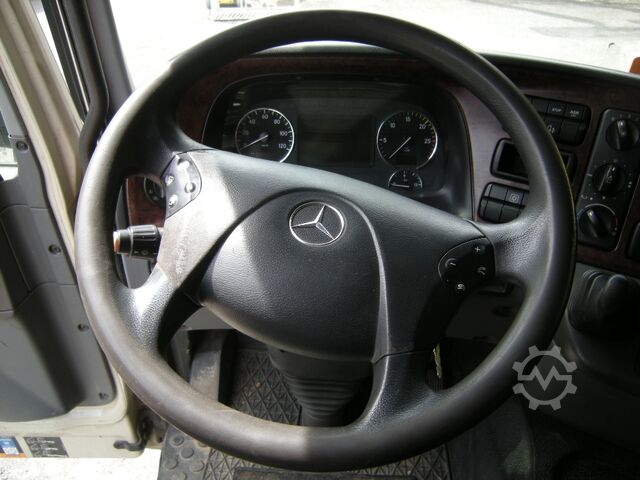 Lastbilmonteret kran Mercedes-Benz Actros 1848
