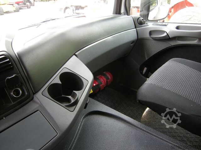 Lastbilmonteret kran Mercedes-Benz Actros 1848