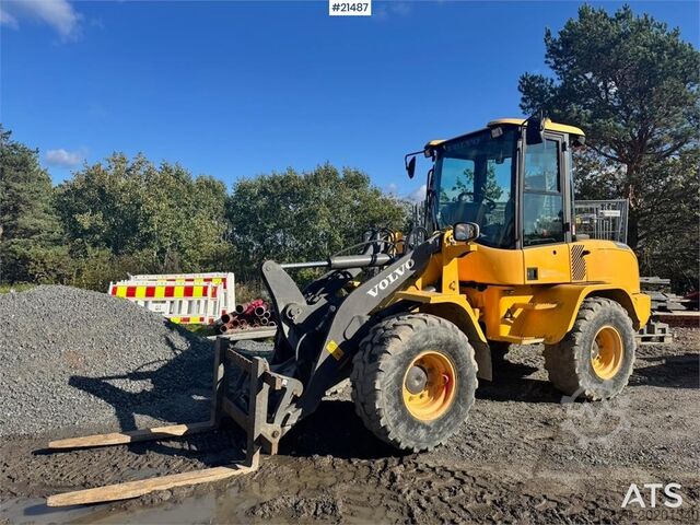 Chargeuse sur pneus Volvo L30G Wheel Loader w/ Bucket and Forks. 2100 hours!
