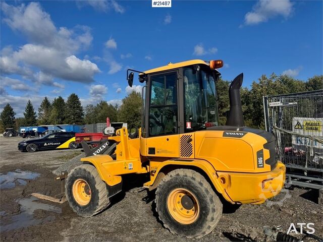 Chargeuse sur pneus Volvo L30G Wheel Loader w/ Bucket and Forks. 2100 hours!