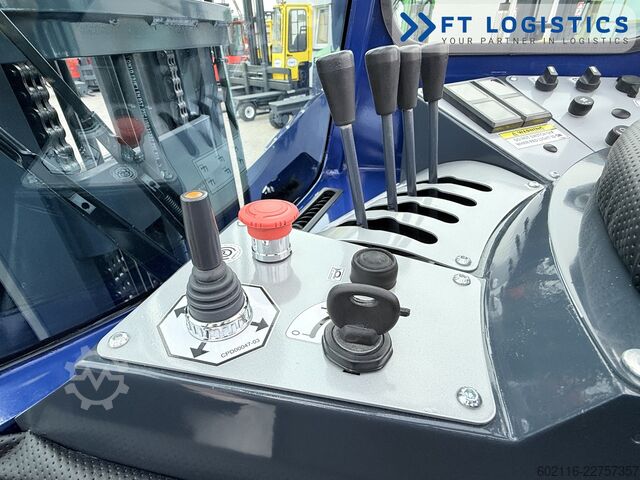 Négyirányú targoncát Combilift C4000 GAS TRIPLEX 5550 POSITIONER CABIN