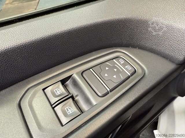 Minibus RENAULT Trafic Kombi L1H1 Life Style 8 Sitze AC LED PDC
