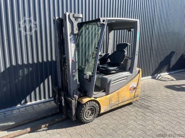 Elektrikli 3 tekerlekli forklift Jungheinrich EFG216