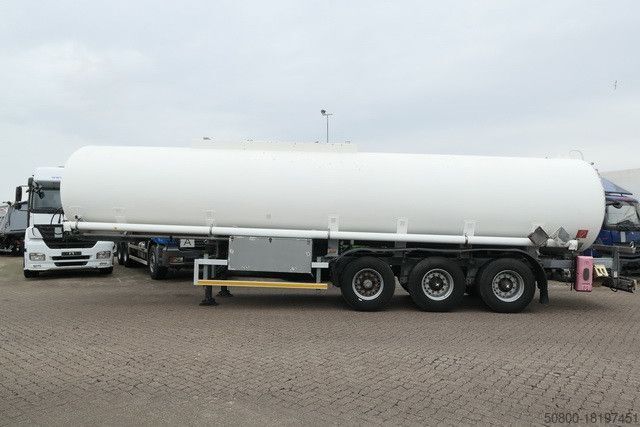 Ημιρυμουλκούμενο βυτιοφόρο KÄSSBOHRER STH 34/10-24/Tank 34.000 ltr./Unterbefüll./Pumpe