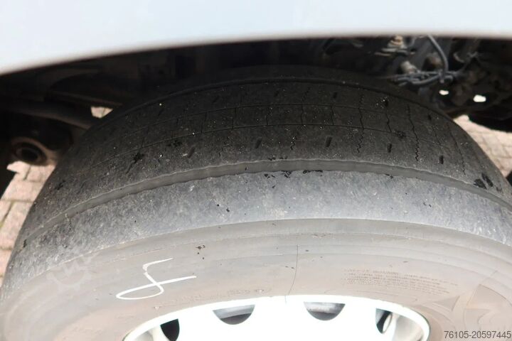 Koffer Mercedes-Benz Antos 1924 LL Bakwagen + laadklep 2500 kg