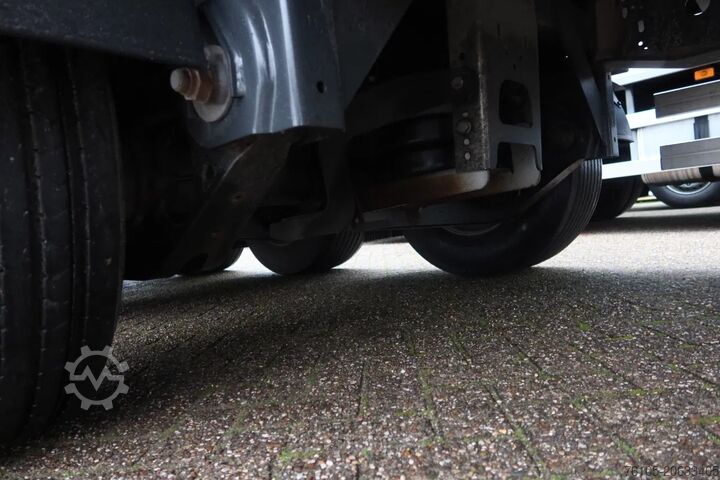 Schuifzeilen Wielton Mega Trailer with Terberg King Lifter contructi...