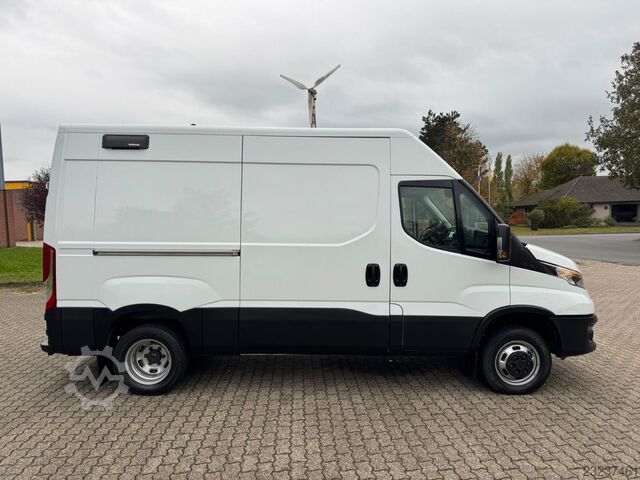 Dubă cu acoperiș înalt IVECO Daily 50C18 Kastenwagen *Navi*Ahk**