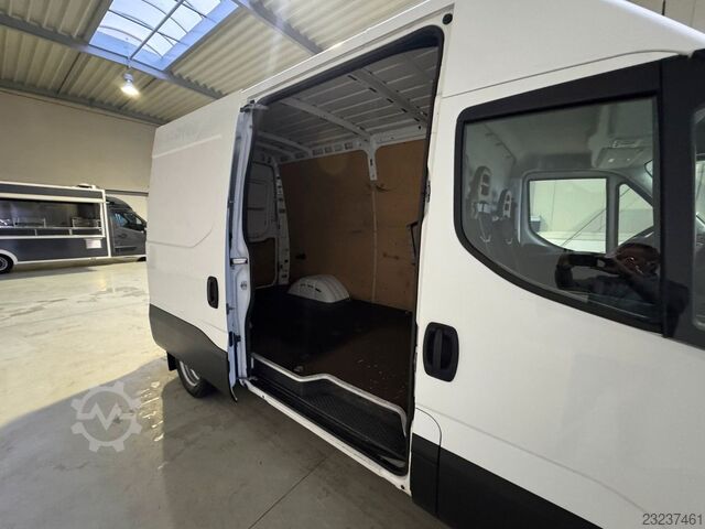 Dubă cu acoperiș înalt IVECO Daily 50C18 Kastenwagen *Navi*Ahk**