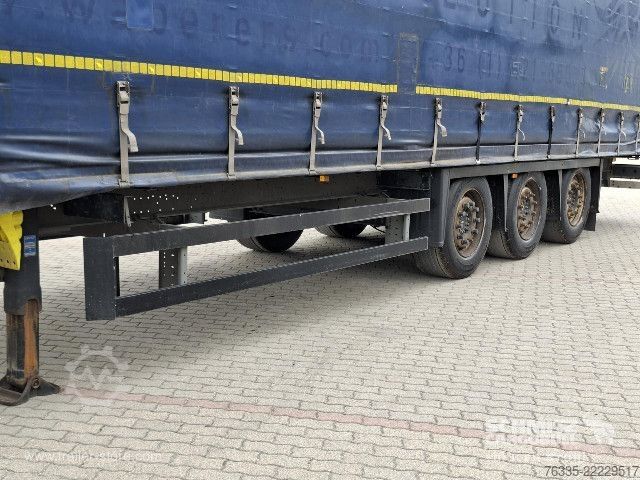 Nyitott ponyvás félpótkocsi Schmitz Cargobull Curtainsider Mega