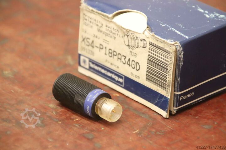 Bezdotykový spínač Telemecanique XS4P18PA340D