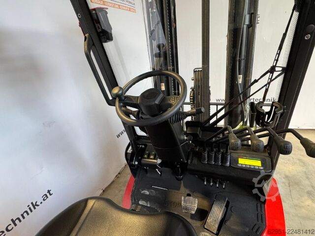 Electric 4-wheel forklift EP EFL 181
