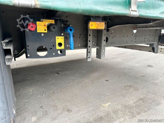 Nyitott ponyvás félpótkocsi SCHMITZ CARGOBULL SCB*S3T MegaTrailer Curtainsider Edscha