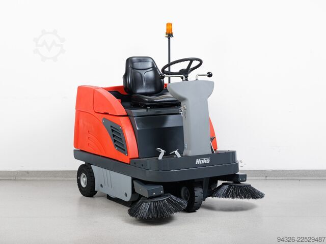 ZAMIATARKA HAKO JONAS 980 V BENZYNA Hako Jonas 980 V Benzin - 425h - 7200m²/h