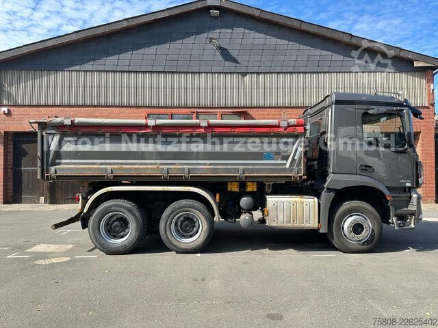 Üç taraflı damperli kamyon MERCEDES-BENZ Arocs 2646 Meiller DSK 6x4 Kipper Bordmatic