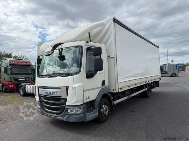 Transportador con plataforma y toldo DAF LF 220 FA KLIMA BLATT/LUFT 7,3m KAMERA