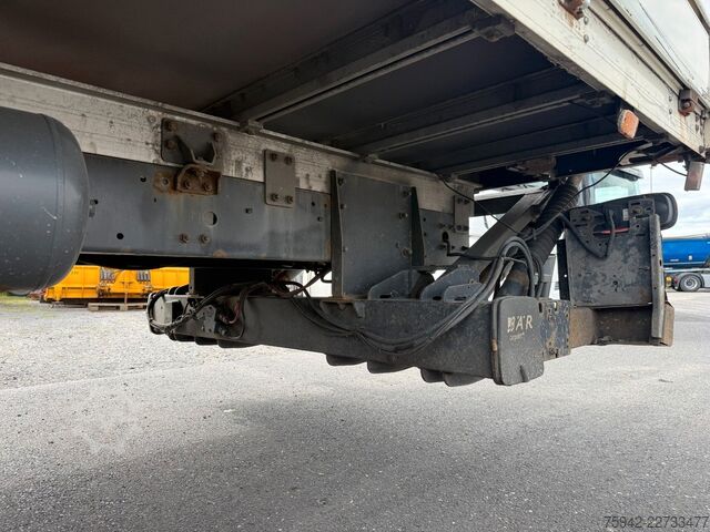Transportador con plataforma y toldo DAF LF 220 FA KLIMA BLATT/LUFT 7,3m KAMERA
