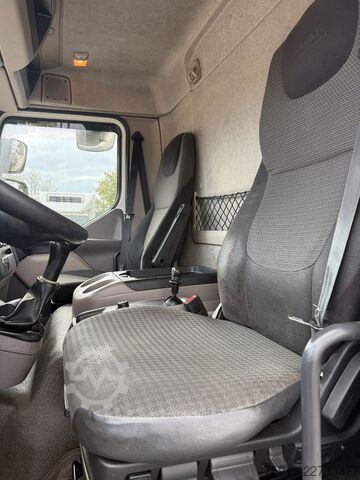 Transportador con plataforma y toldo DAF LF 220 FA KLIMA BLATT/LUFT 7,3m KAMERA