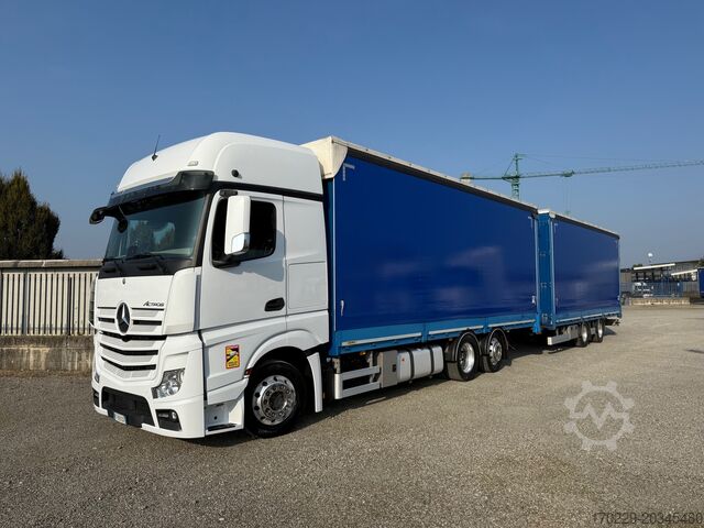 φορτηγό με επίπεδη επιφάνεια και μουσαμά Mercedes-Benz actros 2551