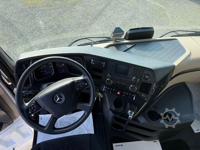 φορτηγό με επίπεδη επιφάνεια και μουσαμά Mercedes-Benz actros 2551