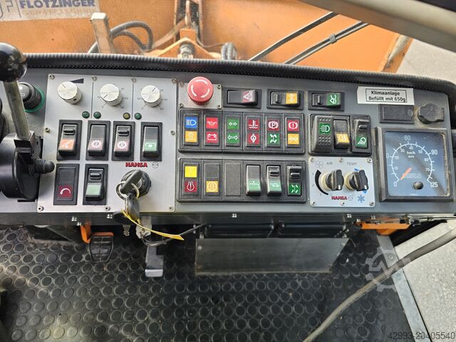 Equipamento de manutenção de inverno Hansa APZ 1003