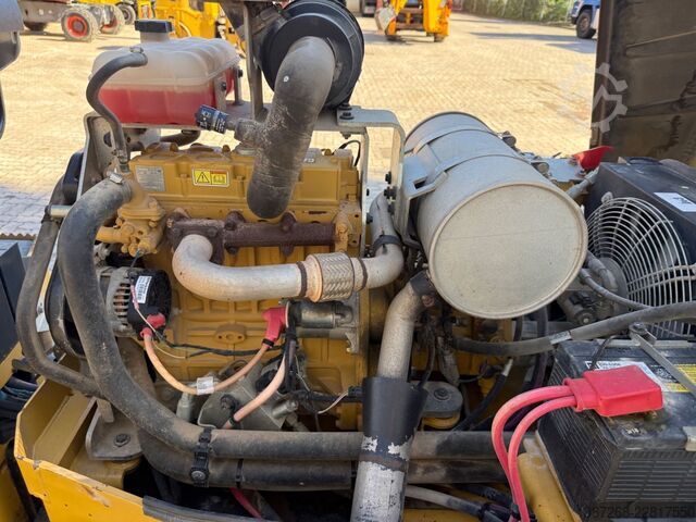 Walec jednobębnowy CATERPILLAR CB34B / 2018 BJ / 948 Stunden / 4.3 Tonnen