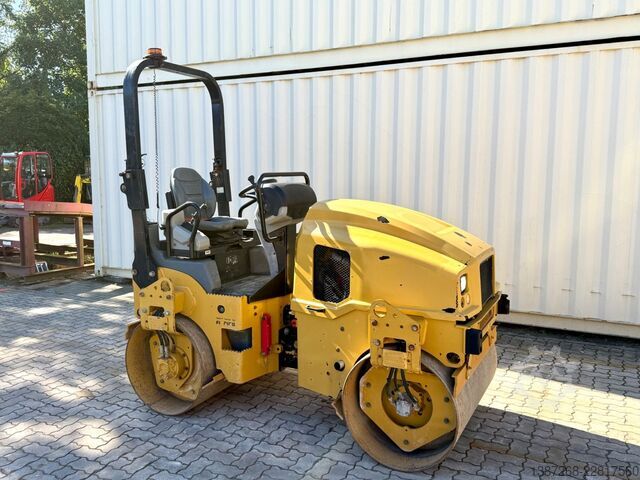 Walec jednobębnowy CATERPILLAR CB2.7 / 2018 BJ / 845 H / 2.5 Tonnen