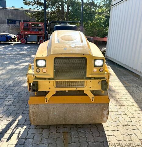 Walec jednobębnowy CATERPILLAR CB2.7 / 2018 BJ / 845 H / 2.5 Tonnen