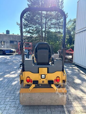 Walec jednobębnowy CATERPILLAR CB2.7 / 2018 BJ / 845 H / 2.5 Tonnen
