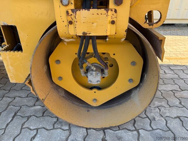Walec jednobębnowy CATERPILLAR CB2.7 / 2018 BJ / 845 H / 2.5 Tonnen