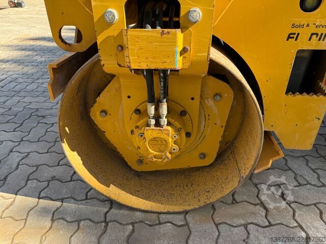 Walec jednobębnowy CATERPILLAR CB2.7 / 2018 BJ / 845 H / 2.5 Tonnen