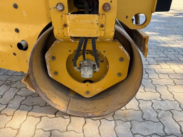 Walec jednobębnowy CATERPILLAR CB2.7 / 2018 BJ / 845 H / 2.5 Tonnen