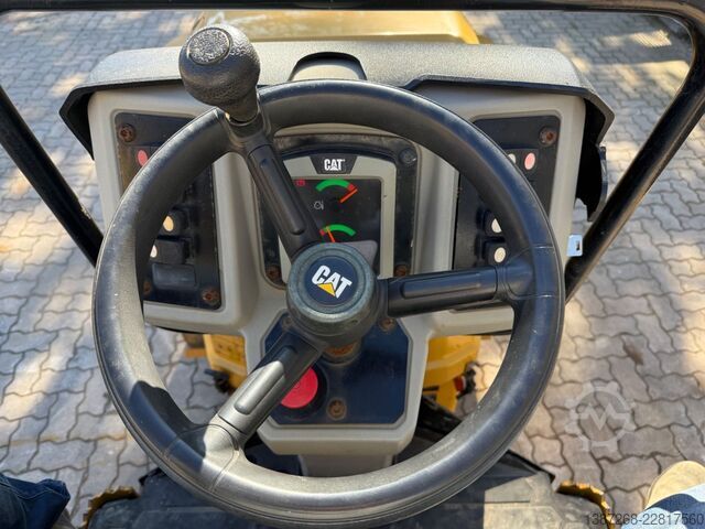 Walec jednobębnowy CATERPILLAR CB2.7 / 2018 BJ / 845 H / 2.5 Tonnen