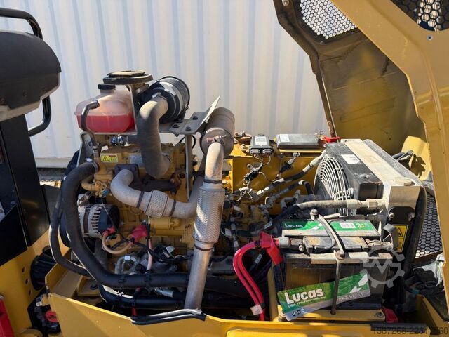 Walec jednobębnowy CATERPILLAR CB2.7 / 2018 BJ / 845 H / 2.5 Tonnen