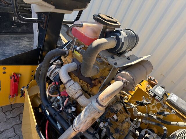 Walec jednobębnowy CATERPILLAR CB2.7 / 2018 BJ / 845 H / 2.5 Tonnen