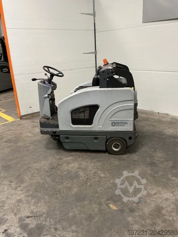 Σάρωθρο πεζών Nilfisk SW 4000 Aufstitzkehrmaschine