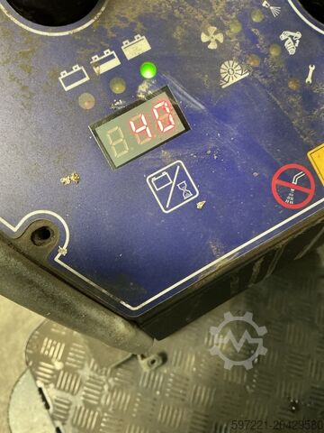 Σάρωθρο πεζών Nilfisk SW 4000 Aufstitzkehrmaschine