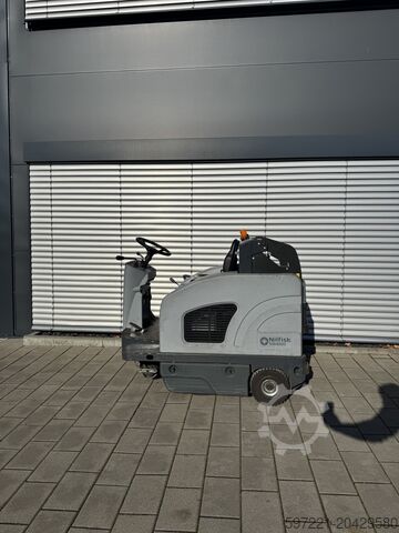 Varredora tripulada Nilfisk SW 4000 Aufsitzkehrmaschine