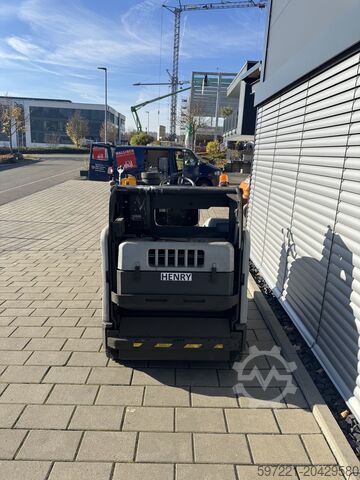 Varredora tripulada Nilfisk SW 4000 Aufsitzkehrmaschine
