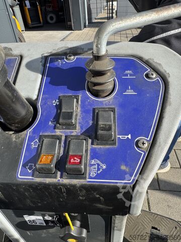 Varredora tripulada Nilfisk SW 4000 Aufsitzkehrmaschine