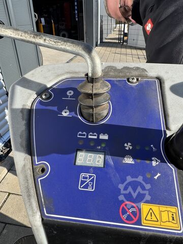 Varredora tripulada Nilfisk SW 4000 Aufsitzkehrmaschine